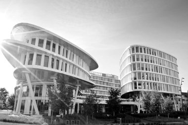 Modern bina. Modern ofis binası ile cam cephe. Siyah ve beyaz