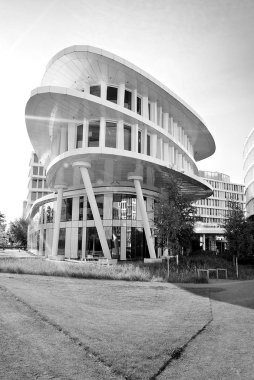 Modern bina. Modern ofis binası ile cam cephe. Siyah ve beyaz