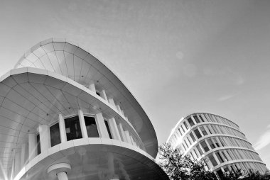 Modern bina. Modern ofis binası ile cam cephe. Siyah ve beyaz