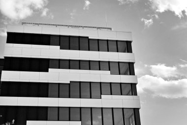 Modern bina. Modern ofis binası ile cam cephe. Siyah ve beyaz