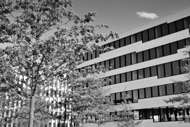 Modern bina. Modern ofis binası ile cam cephe. Siyah ve beyaz