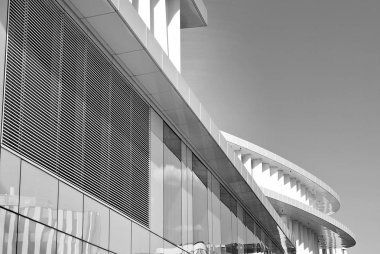 Modern bina. Modern ofis binası ile cam cephe. Siyah ve beyaz