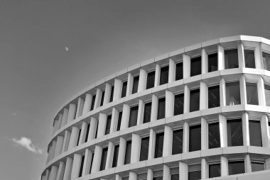 Modern bina. Modern ofis binası ile cam cephe. Siyah ve beyaz