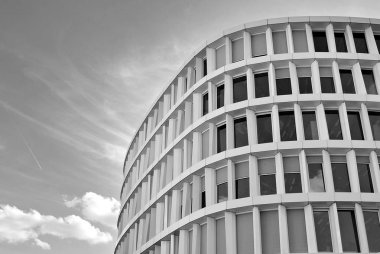 Modern bina. Modern ofis binası ile cam cephe. Siyah ve beyaz