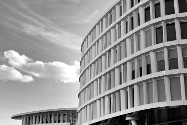 Modern bina. Modern ofis binası ile cam cephe. Siyah ve beyaz