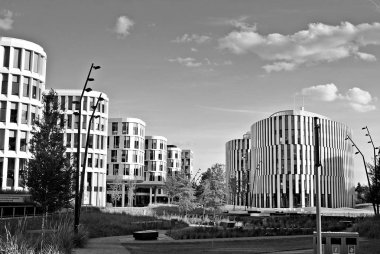 Modern bina. Modern ofis binası ile cam cephe. Siyah ve beyaz