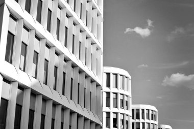 Modern bina. Modern ofis binası ile cam cephe. Siyah ve beyaz