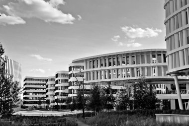 Modern bina. Modern ofis binası ile cam cephe. Siyah ve beyaz