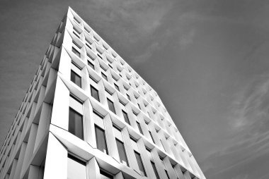 Modern bina. Modern ofis binası ile cam cephe. Siyah ve beyaz