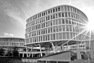 Modern bina. Modern ofis binası ile cam cephe. Siyah ve beyaz