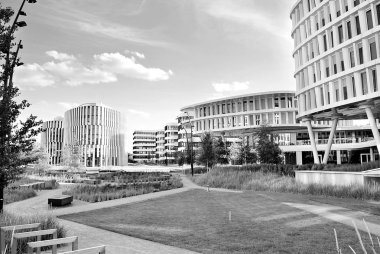 Modern bina. Modern ofis binası ile cam cephe. Siyah ve beyaz