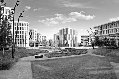 Modern bina. Modern ofis binası ile cam cephe. Siyah ve beyaz