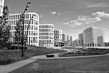 Modern bina. Modern ofis binası ile cam cephe. Siyah ve beyaz