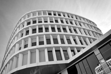 Modern bina. Modern ofis binası ile cam cephe. Siyah ve beyaz