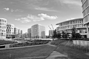 Modern bina. Modern ofis binası ile cam cephe. Siyah ve beyaz