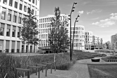 Modern bina. Modern ofis binası ile cam cephe. Siyah ve beyaz