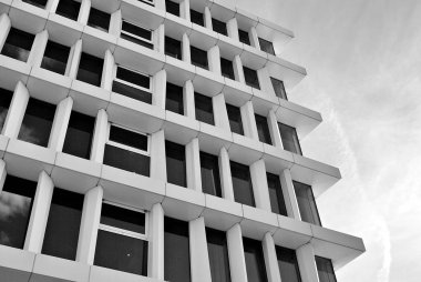 Modern bina. Modern ofis binası ile cam cephe. Siyah ve beyaz