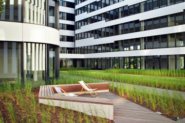 Modern bina. Modern ofis binası ile cam cephe