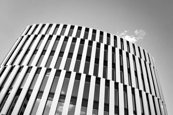 现代的建筑。现代化的办公大楼的玻璃幕墙。黑色和白色 — 图库照片