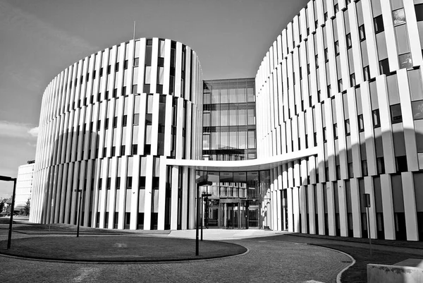 Bâtiment moderne. Immeuble de bureaux moderne avec façade en verre. Noir et blanc — Photo