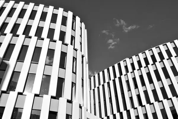 现代的建筑。现代化的办公大楼的玻璃幕墙。黑色和白色 — 图库照片