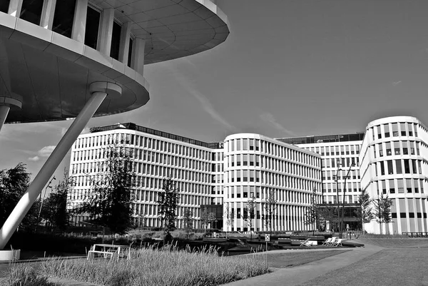 Moderní budova. Moderní kancelářská budova s fasádou ze skla. Černá a bílá — Stock fotografie