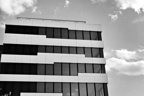 Edificio moderno. Moderno edificio per uffici con facciata in vetro. Bianco e nero — Foto Stock