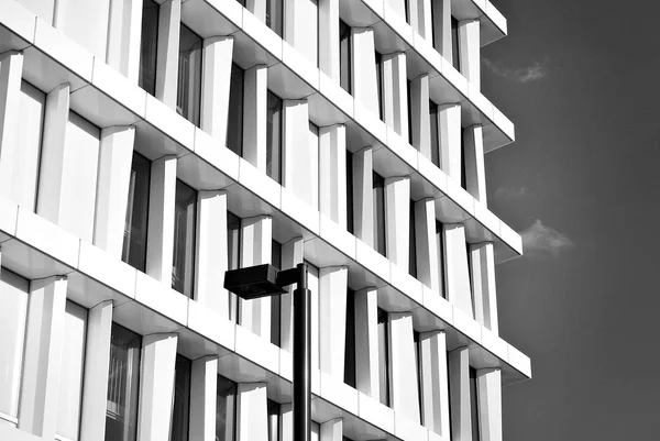 Modernes Gebäude. modernes Bürogebäude mit Glasfassade. schwarz-weiß — Stockfoto