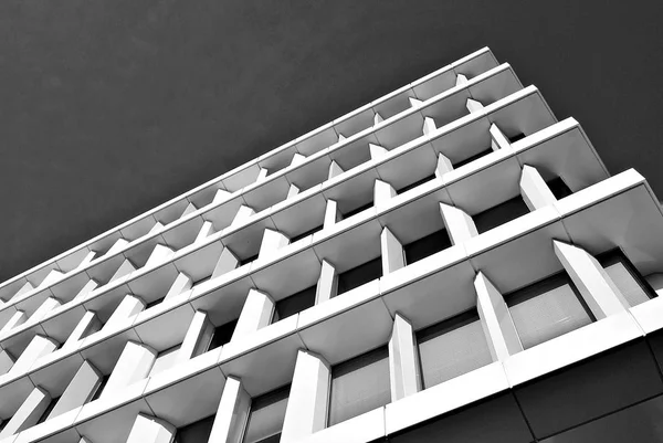 Edificio moderno. Moderno edificio de oficinas con fachada de cristal. Blanco y negro — Foto de Stock