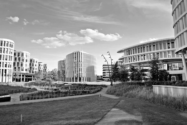 Modern bina. Modern ofis binası ile cam cephe. Siyah ve beyaz