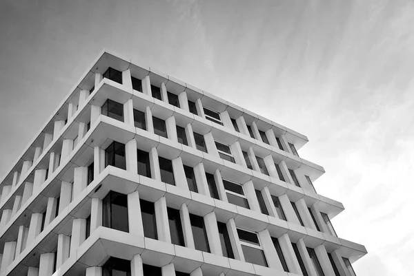 Σύγχρονο κτίριο. Σύγχρονο κτίριο γραφείων με πρόσοψη από γυαλί. Μαύρο και άσπρο — Φωτογραφία Αρχείου
