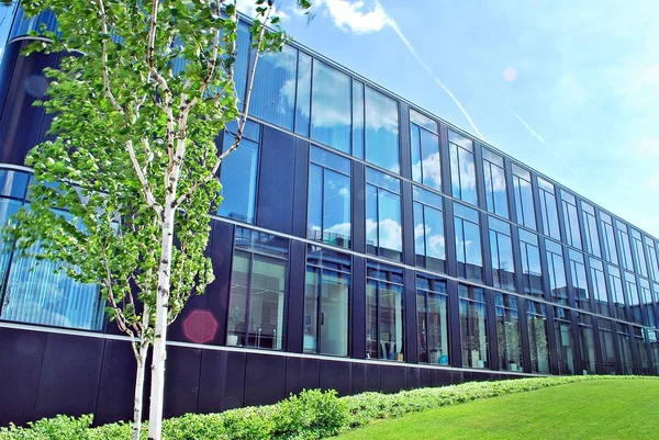 Edificio moderno. Moderno edificio de oficinas con fachada de vidrio — Foto de Stock