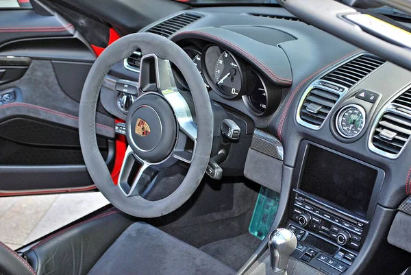 Warschau, Polen. 27. Mai 2017. top garage show meeting in Warschauer Turmwolkenkratzer am europäischen Platz. — Stockbild Top-Garagen-Treffen — Stockfoto