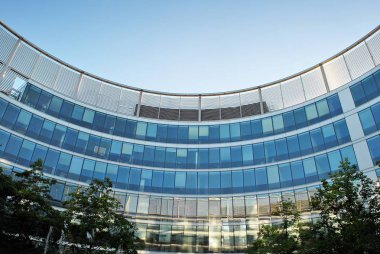 Modern bina. Cam Çelik mavi arka plan için panoramik ve perspektif geniş açılı görünüş