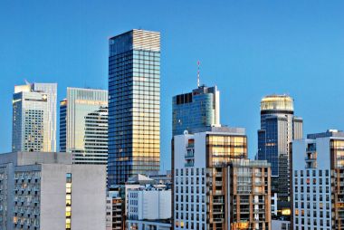  Modern bina. Modern ofis binası ile cam cephe.