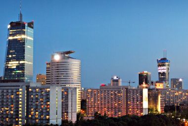  Modern bina. Modern ofis binası ile cam cephe.