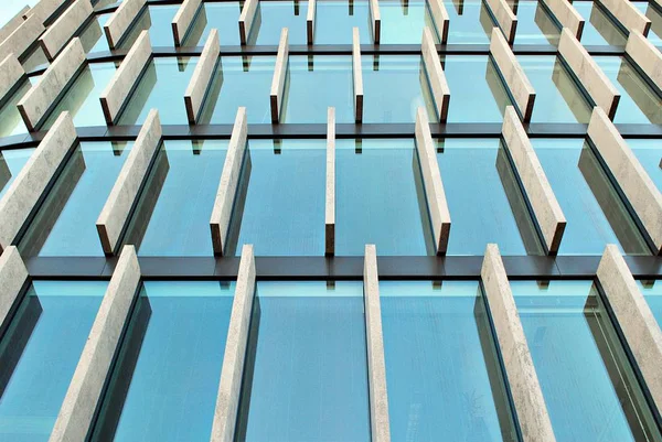 Prédio moderno. Panorâmica e perspectiva de ângulo largo vista para o fundo azul de aço de vidro — Fotografia de Stock