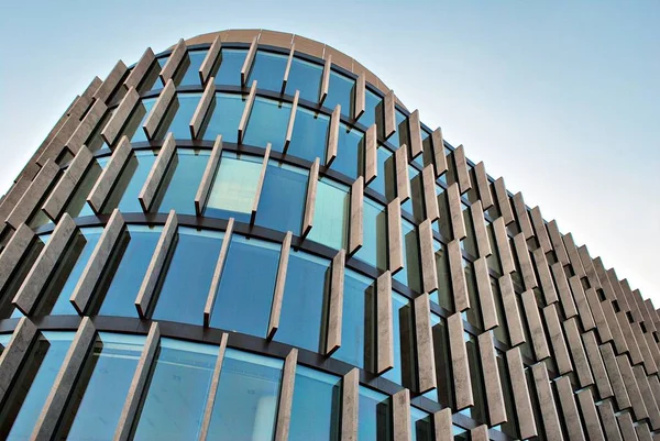 Σύγχρονο κτίριο. Θέα πανοραμική και προοπτική ευρείας γωνίας χάλυβα μπλε φόντο από γυαλί — Φωτογραφία Αρχείου