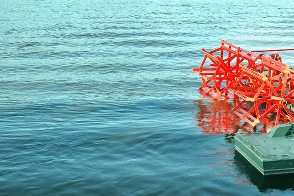 Kırmızı riverboat kürek tekerlek bir nehir ağaçları ile