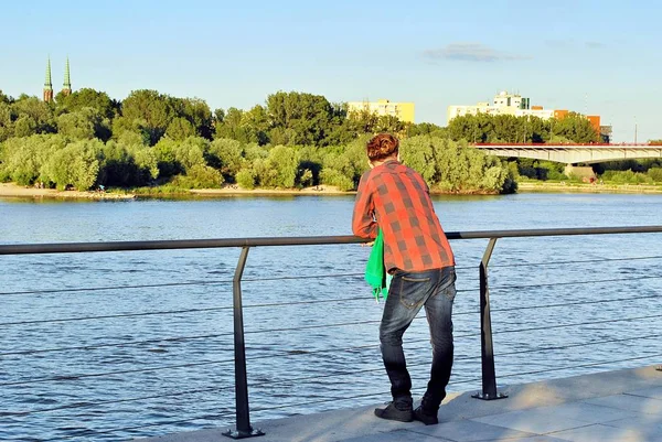 El hombre de pie detrás mirando el río . — Foto de Stock