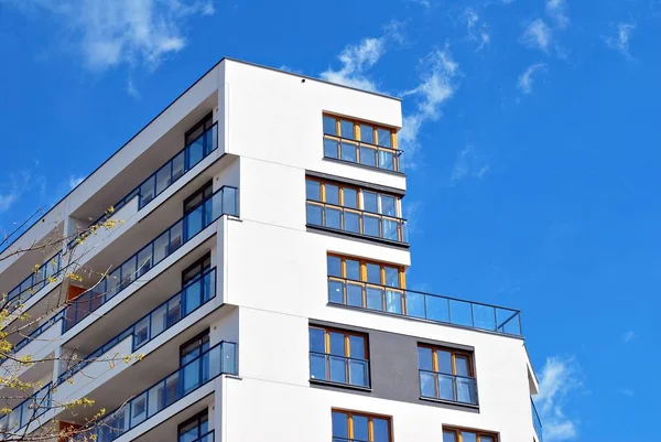 Edifícios de apartamentos modernos exteriores — Fotografia de Stock