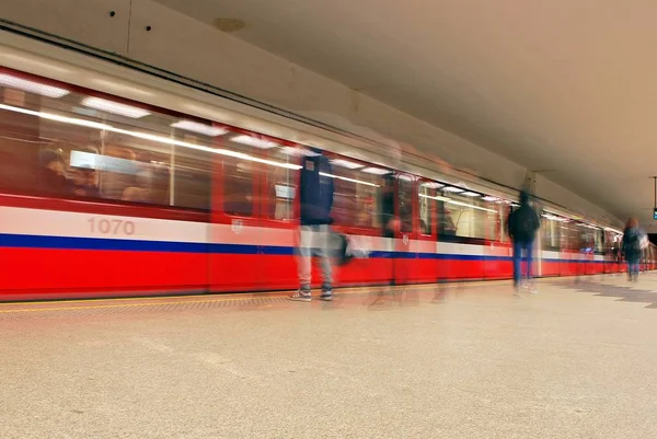 Tren de metro borroso por movimiento —  Fotos de Stock