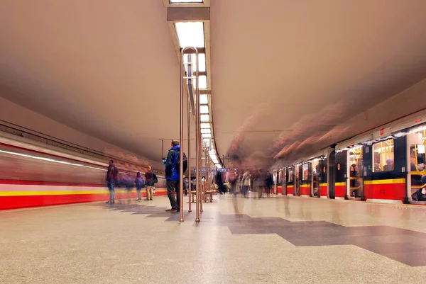 Bewegung verschwommener U-Bahn-Zug — Stockfoto