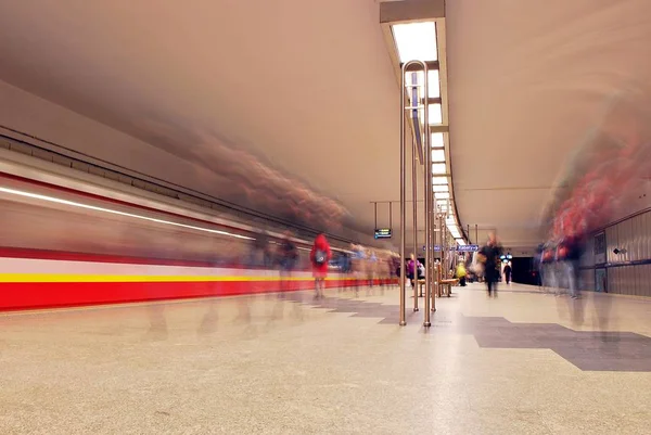 Bewegung verschwommener U-Bahn-Zug — Stockfoto