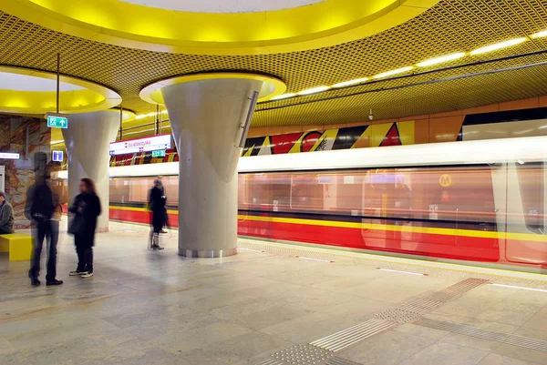 Bewegung verschwommener U-Bahn-Zug — Stockfoto