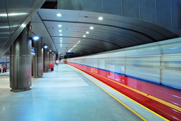 Tren de metro borroso por movimiento — Foto de Stock