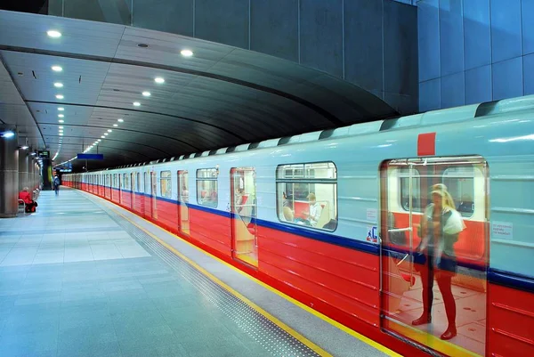 Bewegung verschwommener U-Bahn-Zug — Stockfoto