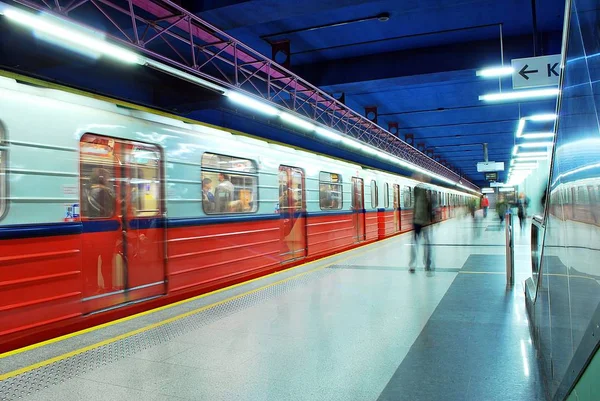 Rörelse suddig tunnelbanetåg — Stockfoto