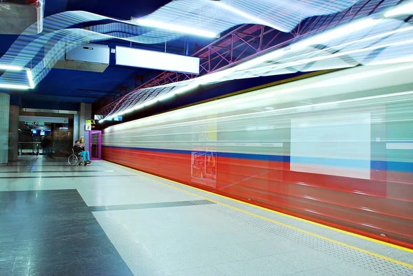 Bewegung verschwommener U-Bahn-Zug — Stockfoto