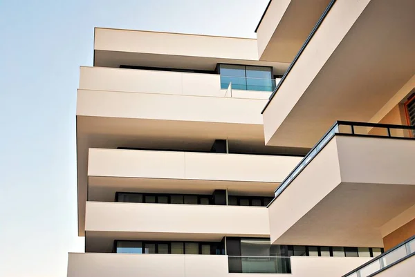 Modernos edificios de apartamentos exteriores — Foto de Stock